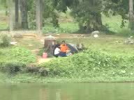 ကန်ဘေးမှာပလွေလေးနဲ့