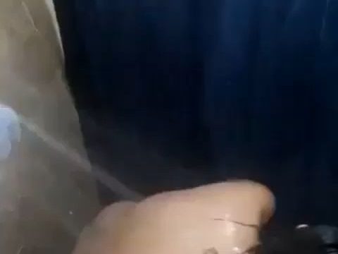 ရေချိုးနေတဲ့အလန်းလေးချောင်းရိုက်