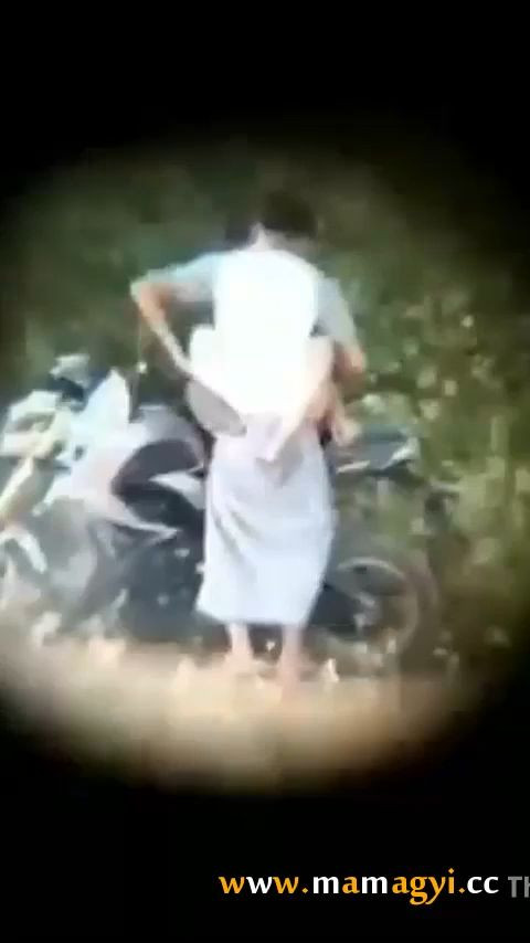 ဆိုင်ကယ်ပေါတင်ပြီးရှယ်ဖုတ်နေတာလေး