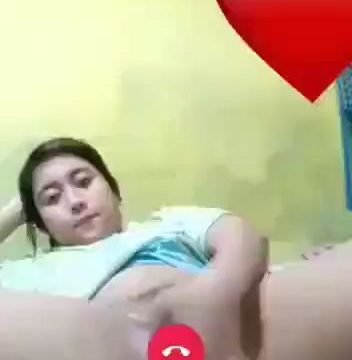 ချက်ရင်းပွတ်ပြနေတဲ့ကောင်မလေး ၂