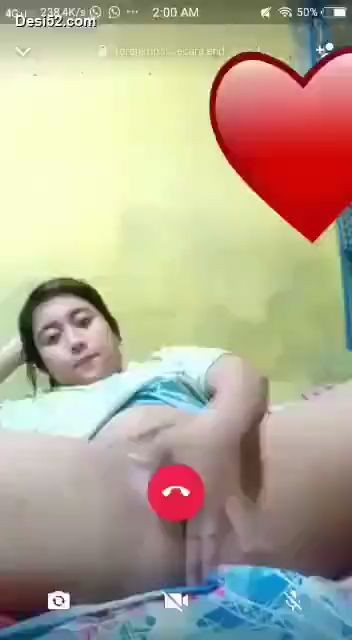 ချက်ရင်းပွတ်ပြနေတဲ့ကောင်မလေး ၂