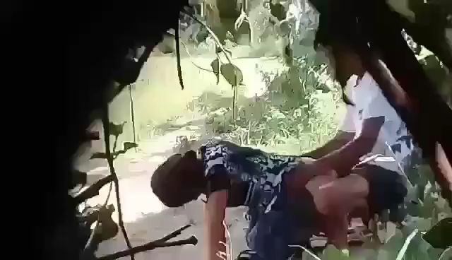 သစ်ပင်အောက်မှာကုန်းခိုင်းပီးရှယ်ဘုနေတာ