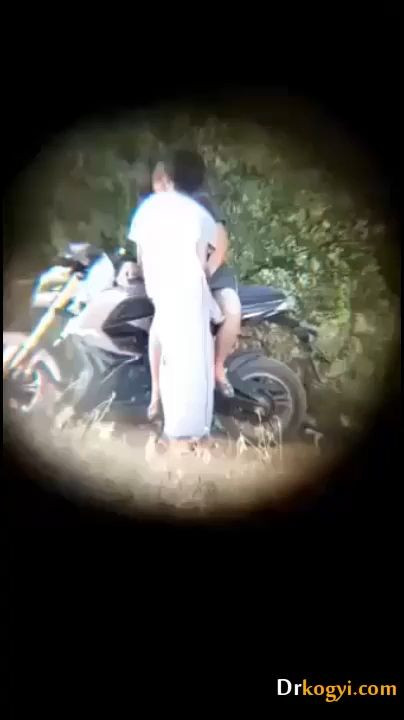 ဆိုင်ကယ်ပေါ်တင်ပီးဖုတ်နေတာ-၁