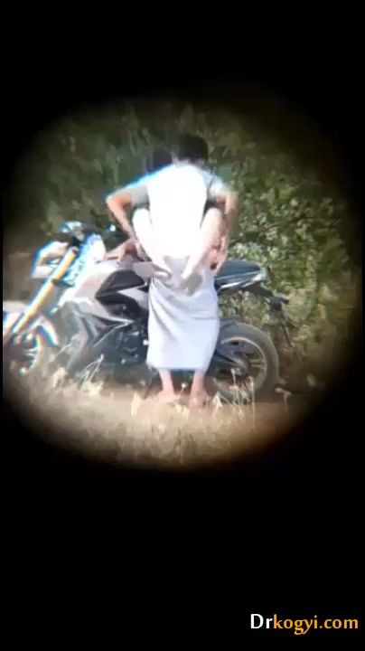 ဆိုင်ကယ်ပေါ်တင်ပီးဖုတ်နေတာ-၂