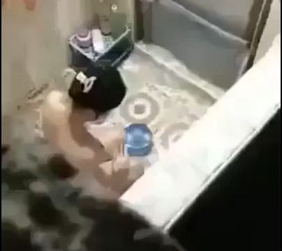 ရေချိုးနေတာလေးချောင်းရိုက်